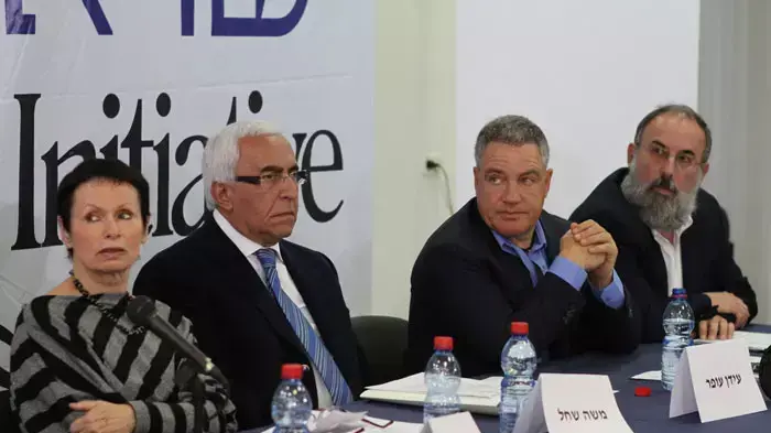 פרופסור עליזה שנהר, משה שחל, קובי הוברמן ועידן עופר במהלך מסיבת עיתונאים של מנהיגים עסקיים, מנהיגים ביטחוניים ואקדמאיים הקוראים לממשלה ליזום תהליך מדיני, אפריל 2011