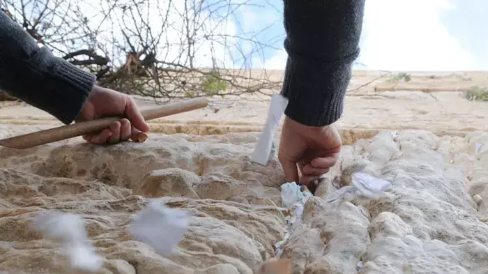 בידוק אבני הכותל ופינוי הפתקים לקראת פסח, אפריל 2011 בידוק אבני הכותל ופינוי הפתקים לקראת פסח, אפריל 2011