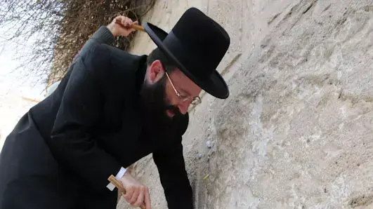 בידוק אבני הכותל ופינוי הפתקים לקראת פסח, אפריל 2011 בידוק אבני הכותל ופינוי הפתקים לקראת פסח, אפריל 2011