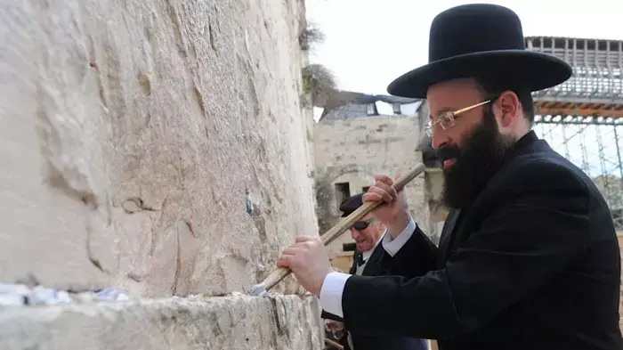 בידוק אבני הכותל ופינוי הפתקים לקראת פסח, אפריל 2011 בידוק אבני הכותל ופינוי הפתקים לקראת פסח, אפריל 2011