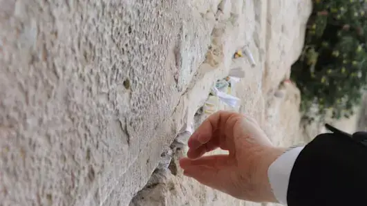 בידוק אבני הכותל ופינוי הפתקים לקראת פסח, אפריל 2011 בידוק אבני הכותל ופינוי הפתקים לקראת פסח, אפריל 2011