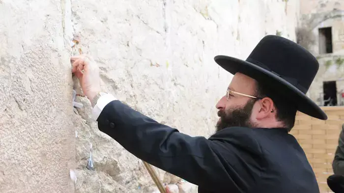 בידוק אבני הכותל ופינוי הפתקים לקראת פסח, אפריל 2011 בידוק אבני הכותל ופינוי הפתקים לקראת פסח, אפריל 2011
