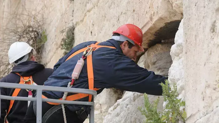 בידוק אבני הכותל ופינוי הפתקים לקראת פסח, אפריל 2011 בידוק אבני הכותל ופינוי הפתקים לקראת פסח, אפריל 2011
