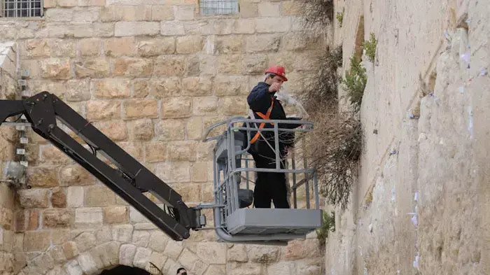 בידוק אבני הכותל ופינוי הפתקים לקראת פסח, אפריל 2011 בידוק אבני הכותל ופינוי הפתקים לקראת פסח, אפריל 2011