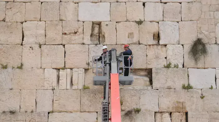 בידוק אבני הכותל ופינוי הפתקים לקראת פסח, אפריל 2011 בידוק אבני הכותל ופינוי הפתקים לקראת פסח, אפריל 2011