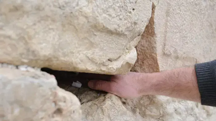 בידוק אבני הכותל ופינוי הפתקים לקראת פסח, אפריל 2011 בידוק אבני הכותל ופינוי הפתקים לקראת פסח, אפריל 2011