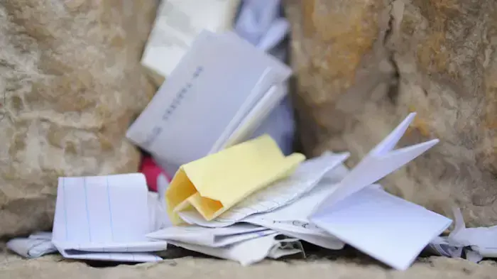 בידוק אבני הכותל ופינוי הפתקים לקראת פסח, אפריל 2011 בידוק אבני הכותל ופינוי הפתקים לקראת פסח, אפריל 2011