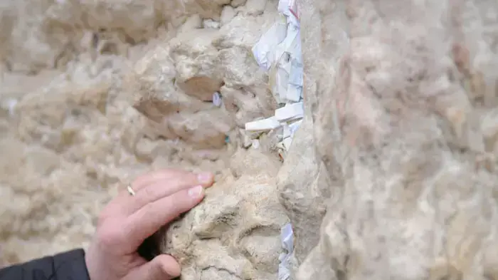 בידוק אבני הכותל ופינוי הפתקים לקראת פסח, אפריל 2011 בידוק אבני הכותל ופינוי הפתקים לקראת פסח, אפריל 2011