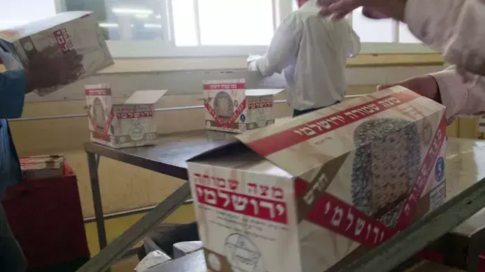 תהליך הכנת מצות: סידור המצות בקופסאות