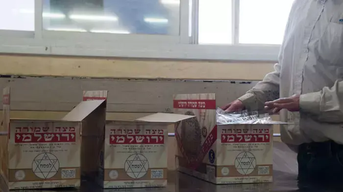 תהליך הכנת מצות: סידור המצות בקופסאות