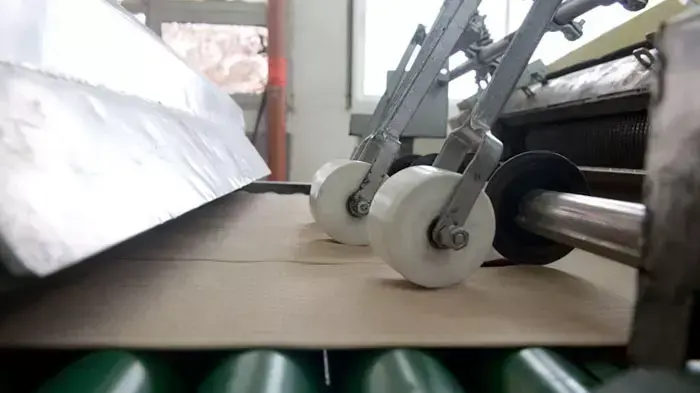 תהליך הכנת מצות: חיתוך אורכי של המצות וחירורן