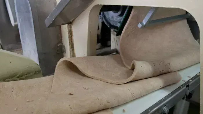 תהליך הכנת מצות: רידוד ראשוני של בצק המצות