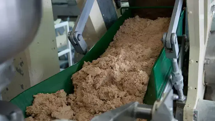 תהליך הכנת מצות: ערבוב המים והקמח ליצירת בצק המצות