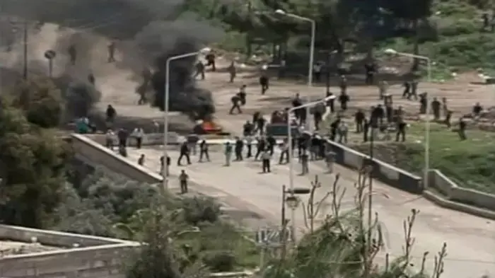 מהומות בעיר דרעא, סוריה, 9 באפריל 2011, מתוך סרטון ביתי מהומות בעיר דרעא, סוריה, 9 באפריל 2011, מתוך סרטון ביתי