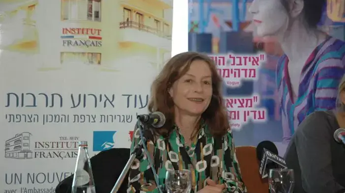 איזבל הופר במסיבת עיתונאים בתל אביב איזבל הופר במסיבת עיתונאים בתל אביב