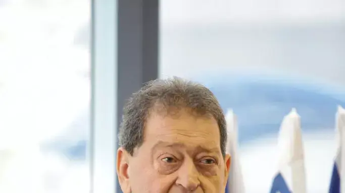 בנימין (פואד) בן אליעזר נושא דברים כאשר הוא משתחרר מבית החולים אסף הרופא לביתו, אפריל 2011 בנימין (פואד) בן אליעזר נושא דברים כאשר הוא משתחרר מבית החולים אסף הרופא לביתו, אפריל 2011