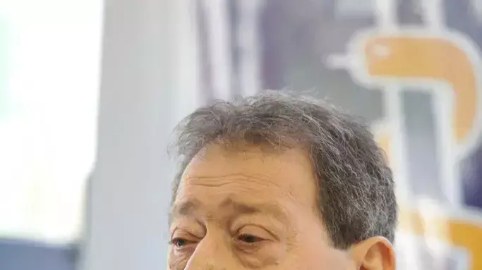 בנימין (פואד) בן אליעזר נושא דברים כאשר הוא משתחרר מבית החולים אסף הרופא לביתו, אפריל 2011 בנימין (פואד) בן אליעזר נושא דברים כאשר הוא משתחרר מבית החולים אסף הרופא לביתו, אפריל 2011