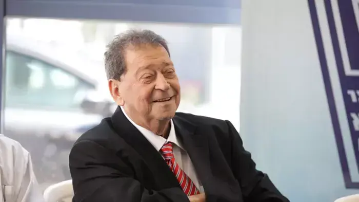 בנימין (פואד) בן אליעזר נושא דברים כאשר הוא משתחרר מבית החולים אסף הרופא לביתו, אפריל 2011