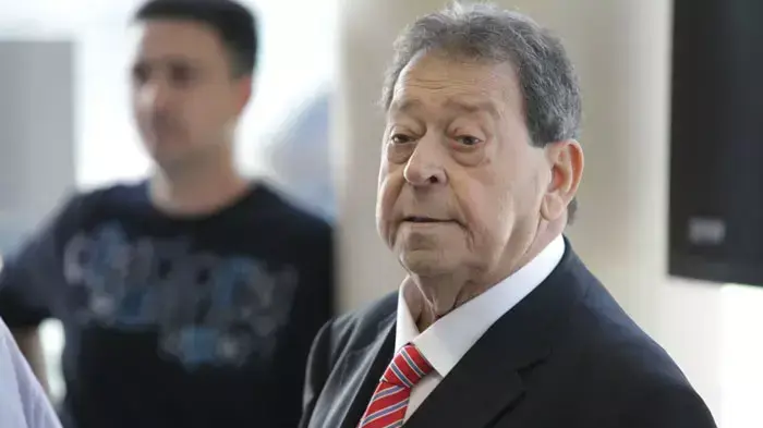 בנימין (פואד) בן אליעזר נושא דברים כאשר הוא משתחרר מבית החולים אסף הרופא לביתו, אפריל 2011 בנימין (פואד) בן אליעזר נושא דברים כאשר הוא משתחרר מבית החולים אסף הרופא לביתו, אפריל 2011