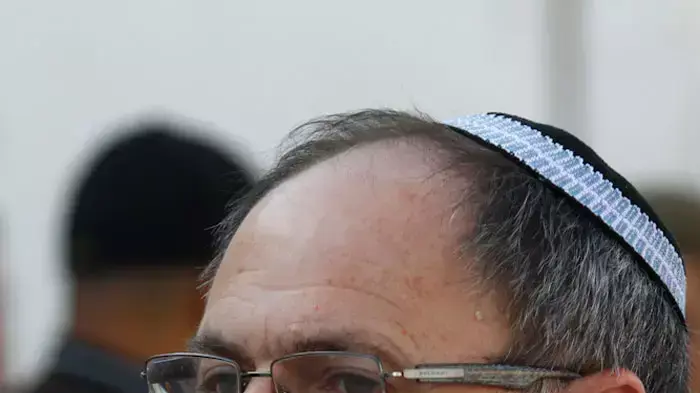 יושב ראש מועצת ישע דני דיין בהנחת אבן הפינה לבית המדרש "משכן אהוד" באיתמר לזכר משפחת פוגל שנרצחה בביתם בישוב, אפריל 2011