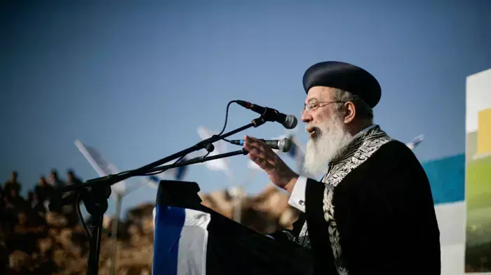 הרב הראשי לישראל שלמה עמאר בהנחת אבן הפינה לבית המדרש "משכן אהוד" באיתמר לזכר משפחת פוגל שנרצחה בביתם בישוב, אפריל 2011 הרב הראשי לישראל שלמה עמאר בהנחת אבן הפינה לבית המדרש "משכן אהוד" באיתמר לזכר משפחת פוגל שנרצחה בביתם בישוב, אפריל 2011