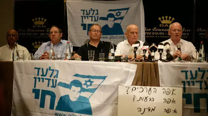 יעקב פרי, דני יתום , עמי איילון אליק רון וכרמי גילון במסיבת עיתונאים של בכירי מערכת הביטחון לשעבר למען שחרורו של גלעד שלי, אפריל 2011 יעקב פרי, דני יתום , עמי איילון אליק רון וכרמי גילון במסיבת עיתונאים של בכירי מערכת הביטחון לשעבר למען שחרורו של גלעד שלי, אפריל 2011