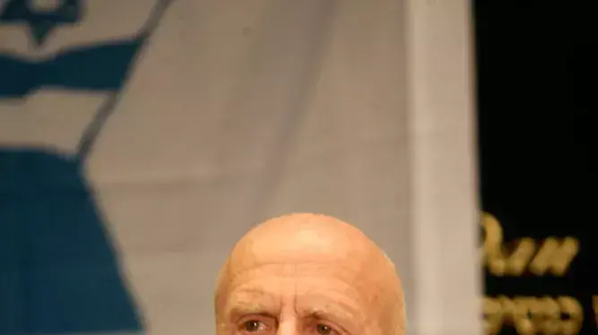 עמי איילון במסיבת עיתונאים של בכירי מערכת הביטחון לשעבר למען שחרורו של גלעד שלי, אפריל 2011 עמי איילון במסיבת עיתונאים של בכירי מערכת הביטחון לשעבר למען שחרורו של גלעד שלי, אפריל 2011