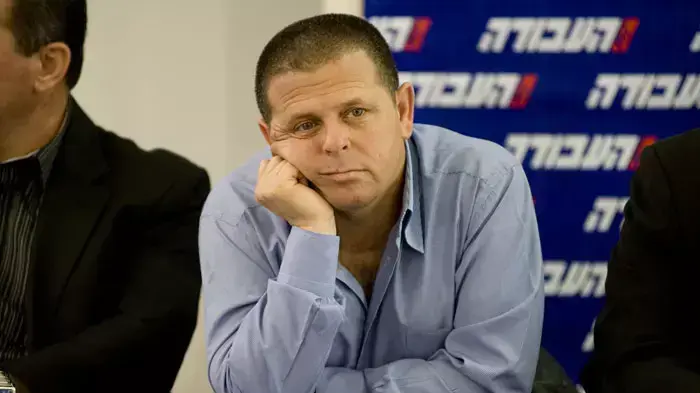 איתן כבל במסיבת עיתונאים של עמיר פרץ בה הוא הכריז על התמודדותו לראשות מפלגת העבודה, אפריל 2011 איתן כבל במסיבת עיתונאים של עמיר פרץ בה הוא הכריז על התמודדותו לראשות מפלגת העבודה, אפריל 2011