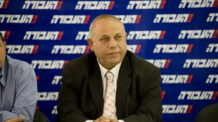 ראלב מג'אדלה במסיבת עיתונאים של עמיר פרץ בה הוא הכריז על התמודדותו לראשות מפלגת העבודה, אפריל 2011