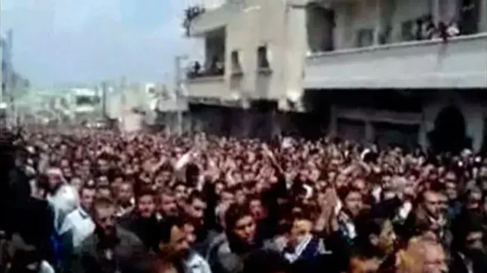 מתוך סרטון חובבים: הלוויה של הרוגי המהומות בעיר דרעא, דרום סוריה, 9 באפריל 2011 מתוך סרטון חובבים: הלוויה של הרוגי המהומות בעיר דרעא, דרום סוריה, 9 באפריל 2011