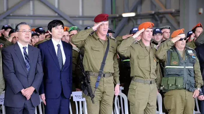 נחיתת משלחת הסיוע של צה"ל ליפן בבסיס חיל האוויר בנבטים במעמד ראש המטה הכללי, רב אלוף בני גנץ, מפקד פיקוד העורף, אלוף יאיר גולן וקצין הרפואה הראשי, תת אלוף ד"ר נחמן אש, אפריל 2011 נחיתת משלחת הסיוע של צה"ל ליפן בבסיס חיל האוויר בנבטים במעמד ראש המטה הכללי, רב אלוף בני גנץ, מפקד פיקוד העורף, אלוף יאיר גולן וקצין הרפואה הראשי, תת אלוף ד"ר נחמן אש, אפריל 2011