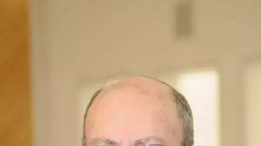 שופט בדימוס והמשפטן סטיב אדלר בטקס הפרידה של השופטת איילה פרוקצ'יה, אפריל 2011