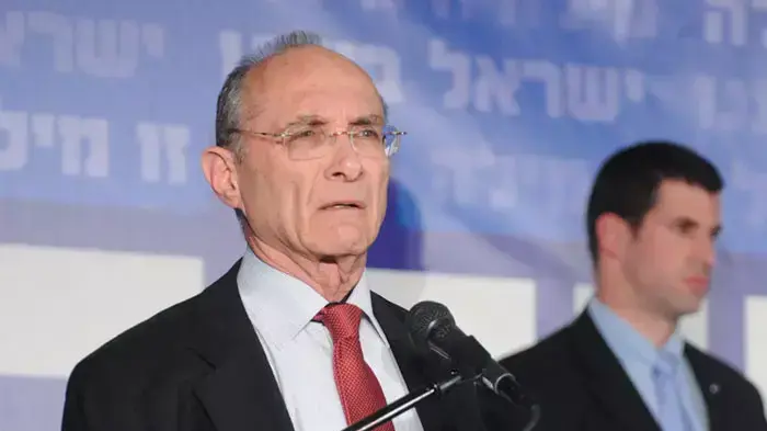השר לתשתיות לאומיות וחבר הכנסת מטעם ישראל ביתנו עוזי לנדאו במהלך ועידה של מפלגת ישראל ביתנו, אפריל 2011