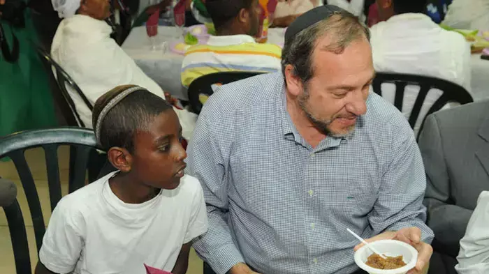 נשיא הקרן לידידות הרב יחיאל אקשטיין בסדר פסח הראשון בארץ של העולים מאתיופיה, אפריל 2011