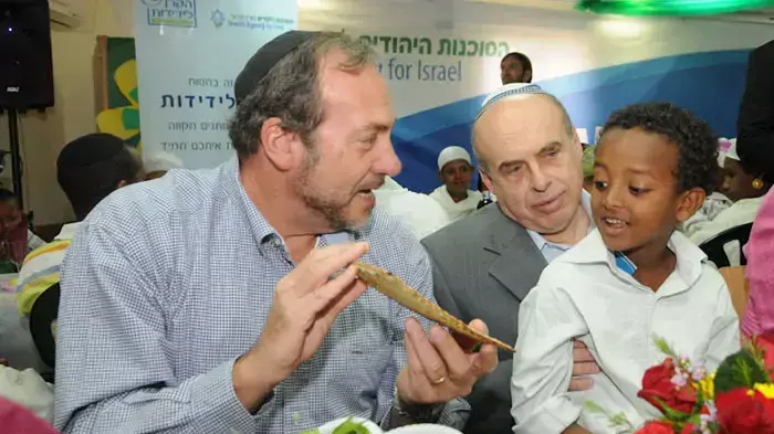נשיא הקרן לידידות הרב יחיאל אקשטיין בסדר פסח הראשון בארץ של העולים מאתיופיה, אפריל 2011
