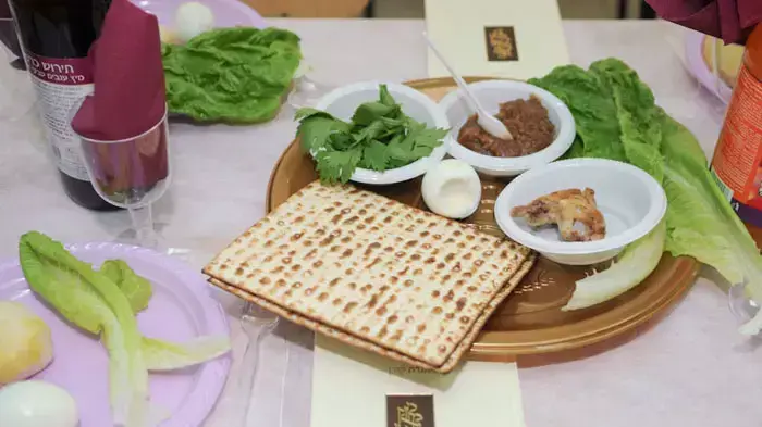 כאלף עולים מאתיופיה, שהגיעו ארצה בעקבות החלטת הממשלה, מציינים את ערב פסח לראשונה בישראל, אפריל 2011