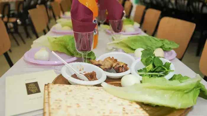 כאלף עולים מאתיופיה, שהגיעו ארצה בעקבות החלטת הממשלה, מציינים את ערב פסח לראשונה בישראל, אפריל 2011