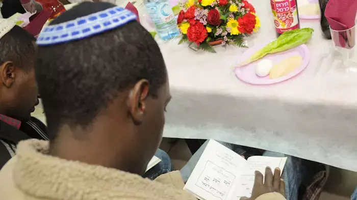 כאלף עולים מאתיופיה, שהגיעו ארצה בעקבות החלטת הממשלה, מציינים את ערב פסח לראשונה בישראל, אפריל 2011