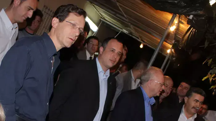 עמיר פרץ ויצחק הרצוג באירוע בקריית אונו יחד עם מיכה חריש וחיליק בר עמיר פרץ ויצחק הרצוג באירוע בקריית אונו יחד עם מיכה חריש וחיליק בר