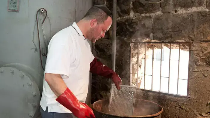 הגעלת כלים בתוך דודים ענקיים במקווה אורנשטיין בשכונת גאלה בירושלים, אפריל 2011