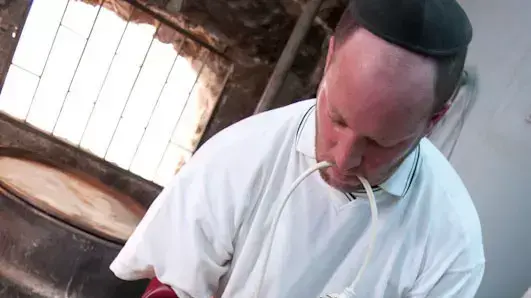 הגעלת כלים בתוך דודים ענקיים במקווה אורנשטיין בשכונת גאלה בירושלים, אפריל 2011