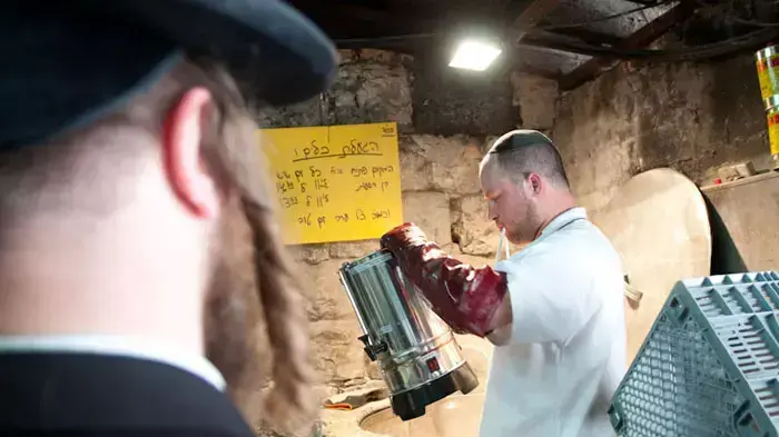הגעלת כלים בתוך דודים ענקיים במקווה אורנשטיין בשכונת גאלה בירושלים, אפריל 2011