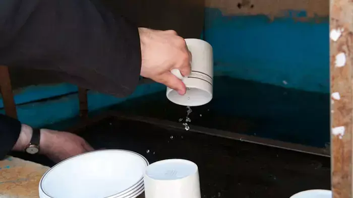 הגעלת כלים בתוך דודים ענקיים במקווה אורנשטיין בשכונת גאלה בירושלים, אפריל 2011