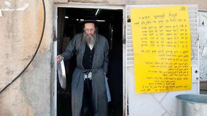 הגעלת כלים בתוך דודים ענקיים במקווה אורנשטיין בשכונת גאלה בירושלים, אפריל 2011