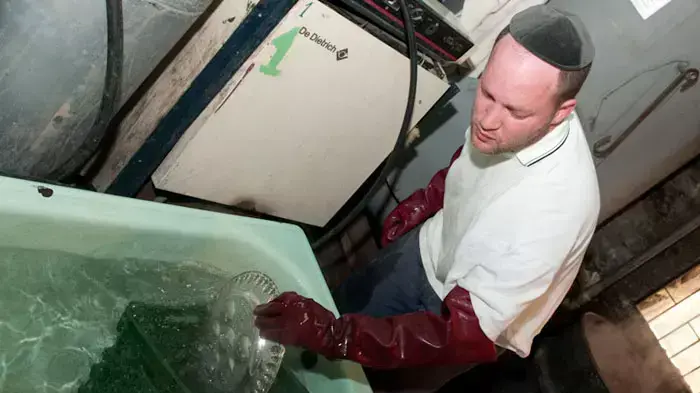 הגעלת כלים בתוך דודים ענקיים במקווה אורנשטיין בשכונת גאלה בירושלים, אפריל 2011