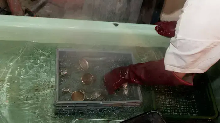 הגעלת כלים בתוך דודים ענקיים במקווה אורנשטיין בשכונת גאלה בירושלים, אפריל 2011