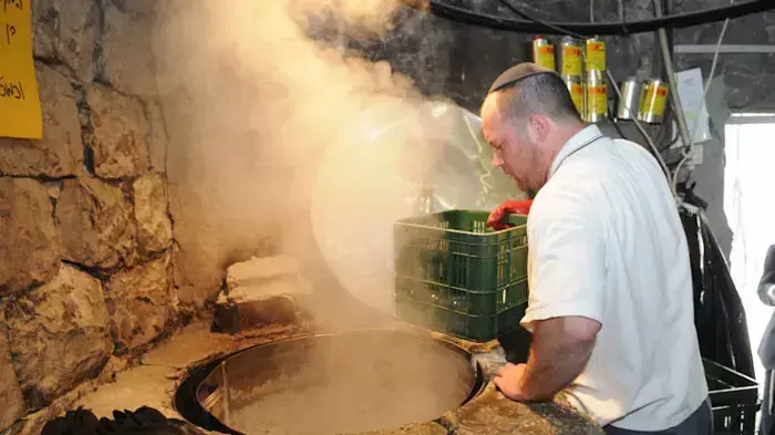 הגעלת כלים בתוך דודים ענקיים במקווה אורנשטיין בשכונת גאלה בירושלים, אפריל 2011