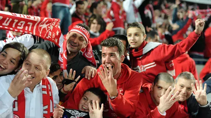 אוהדי הפועל תל אביב לאחר ניצחון על מכבי חיפה במחזור ה-24
