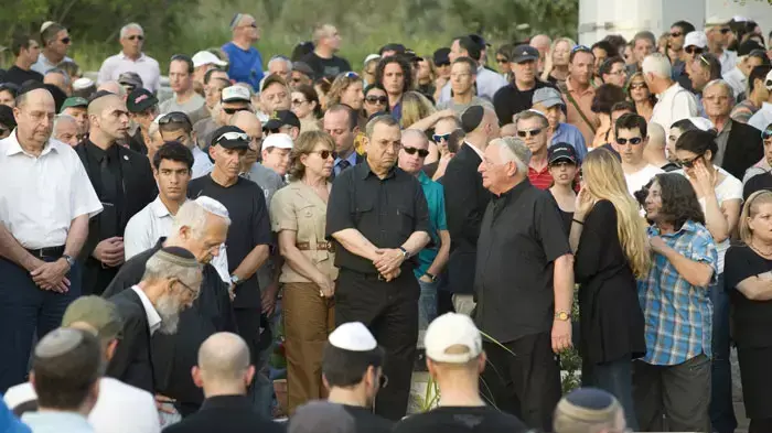 אהוד ברק ורעייתו נילי פריאל בלוויתו של גיא תמרי שנהרג בתאונת דרכים בעת שרכב על אופניים, אפריל 2011