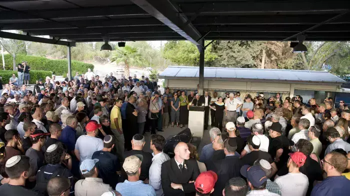 לוויתו של גיא תמרי שנהרג בתאונת דרכים בעת שרכב על אופניים, אפריל 2011
